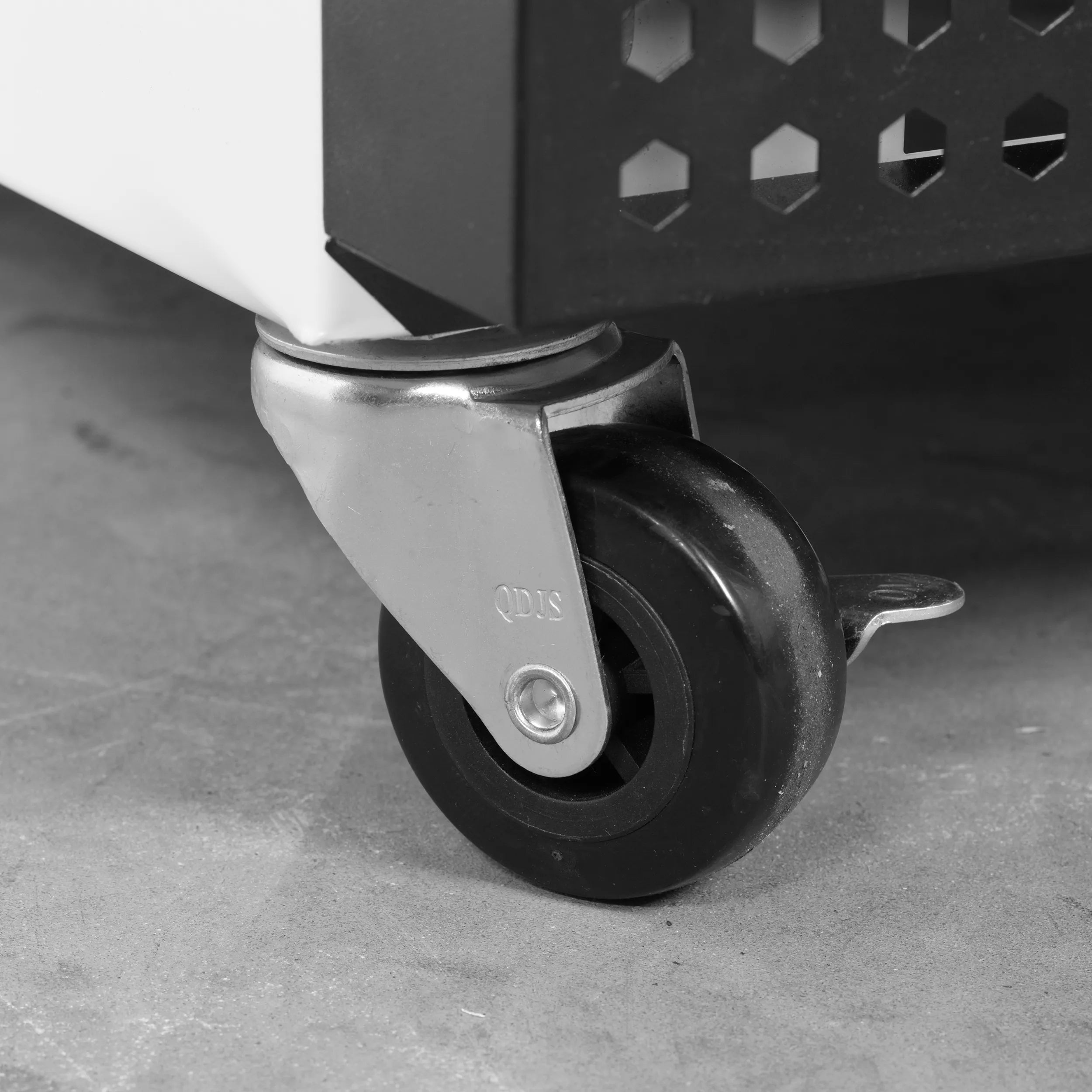 UF600 Upright Commercial Freezer – 605L White Solid Door, Static Cooling, GN2/1 Shelving, Electronic Thermostat