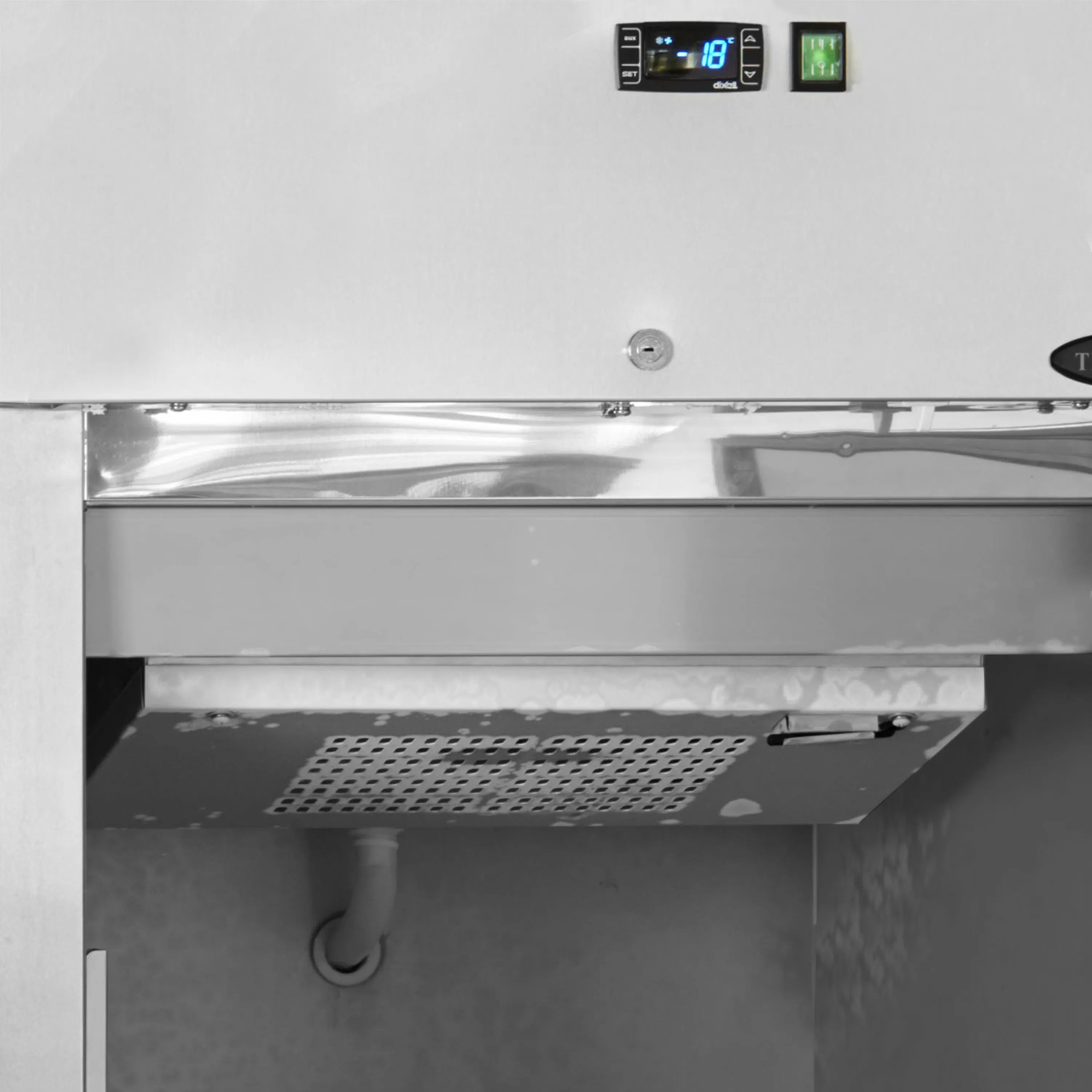 Gastronorm Upright Freezer GUF70 – Stainless Steel Ventilated Commercial Freezer with Self-Closing Door, Adjustable GN2/1 Shelves, Digital Controller, R290 Refrigerant, 565L Capacity